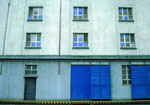 Die blau gestrichenen Fenster des RHENUS-Silos an der Hafenstrasse, eine Folge des 2.Weltkrieges (Verdunkelung), 1999