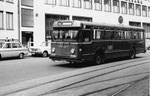 Der BVB-Bus Nr.60 in der Spiegelgasse die Haltestelle Schifflände anfahrend, 1969