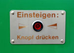 Der bestens bekannte Einsteigeknopf an den DÜWAG Trams. Die DÜWAG waren beim Personal und den Fahrgästen sehr beliebt.