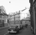 Blick in die Theaterstrasse mit dem Steinenschulhaus, dem Stadttheater (ganz hinten) und dem Ganthaus (rechts), 1958. Foto ? Franz Bachmann ?