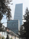 Drei Architekturansichten: Wohnhäuser, das Hochhaus von 1960 und der neue ROCHE-Turm 