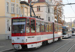 Ein Trammotorwagen der «Thüringer Waldbahn« in den Strassen von Gotha, Oktober 2018