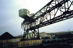 Der Kran "COAL" der Kohlenversorgungs AG im Hafenbecken 2, 1986