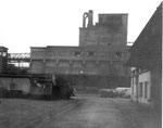 Das markante Gebäude der Gaskokerei Basel in Kleinhüningen, 1970