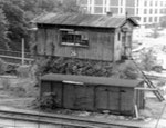 Das originelle Stellwerk der DB an der Erlenstrasse und den Wiesebrücken in den Langen Erlen 1975