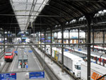 Die Bahnhofhalle Basel SBB mit LKW-Sattelschleppern auf dem Gleis 4, Juli 2015