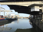 Blick in das fast leere Hafenbecken 1 im November 2020, rechts das runde Häuschen der ehemaligen Hafenmeisterei