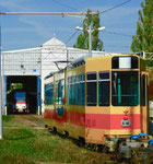 Aktive Entwicklungshilfe! Einer von sechs Trammotorwagen der BLT vor der Wagenhalle der «Thüringer Waldbahn» in Gotha, Oktober 2018