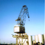 Nochmals der Kran der RHENUS am Anfang des Hafenbeckens 2, im Hintergrund die Tanklager der SATRAP, 1970