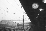 Blick zu den Bahngleisen des Bahnhof SNCF im Dezember 1982, damals noch durch eine Schranke gesperrt!