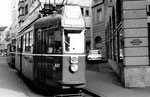Der Trammotorwagen Be 4/4 Nr. 447 der Linie 18 an der Endstation und Kehrschleife Schifflände, 1970. Die Linie 18 verkehrte zwischen Neuweilerstrasse und der Schifflände, bei Messen oder in Stosszeiten auch bis Mustermesse