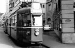 Der Trammotorwagen Be 4/4 Nr. 447 der Linie 18 an der Endstation und Kehrschleife Schifflände, 1970. Die Linie 18 verkehrte zwischen Neuweilerstrasse und der Schifflände, bei Messen oder in Stosszeiten auch bis Mustermesse