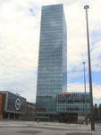 Der Eingang zur denkmalgeschützten Rundhofhalle in Kombination mit dem neuen Messeturm, 2016