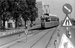 Der Tramzug Be 4/4 der Linie 1 auf der Dreirosenbrücke wegen Gleiserneuerungen die Spur wechselnd, 1970