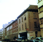 Die Häuserreihe in der unteren Oetlingerstrasse (rechts Autogarage Tosin), 1970