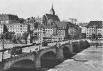 Die Mittlere Brücke mit zwei Trammotorwagen der Linie 6. Blick Richtung Grossbasel Blaues Haus, Martinskirche, Café Spillmann, Buchhandlung Wepf, Globus, Restaurant Lällekönig, Schifflände, ca. 1947