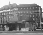 Das Jugendstil-Tramhäuschen am Aeschenplatz diente viele Jahrzehnte als Endhaltestelle für die Überland-Tramlinien 11 und BEB, 1969