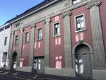 Die interessante Rück-Fassade in der Sägergasse des ehemaligen Cinemas und Varietes ODEON an der Greifengasse, Februar 2022