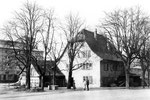 Ein Dorfhaus in Kleinhünungen, im Hintergrund die neuen Silos der RHENUS und NEPTUN