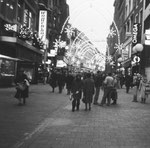 Blick vom Marktplatz in die Freie Strasse, links die ehemaligen Geschäftslokale Wollenhof und Bell mit den an Weihnachten schönen Schaufensterauslagen, 1982 