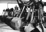 Verschiedene Greifer für die Krane der RHENUS AG zwischen den Silos im Hafenbecken 1, 1975