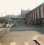 Der Vorplatz der Kongresshalle (Basler Halle 8) mit dem Gebäude der Holzmesse (rechts) 1975