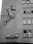 Das Eckhaus St.Jakobsstrasse/Gartenstrasse, SUVA-Haus mit der Plastik «Der Sturz des Ikarus», 1970 (Dieses Haus wurde von der Firma Ed.Züblin & Cie AG erbaut)