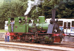 Die historische Dampflokomotive «Kanderli» beim Bahnhof in Kandern im Jahre 1980