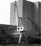 Ein neuerer und alter Kran der BRAG (Basler Rheinschifffahrts-Aktiengesellschaft) im Hafenbecken 2 im Jahre 1970. Der neuere Kran wurde von Eisenbau Wyhlen (vorm.Alb.Buss & Cie AG) hergestellt. Foto: Eisenbau Wyhlen 1970