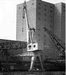 Ein neuerer und alter Kran der BRAG (Basler Rheinschifffahrts-Aktiengesellschaft) im Hafenbecken 2 im Jahre 1970. Der neuere Kran wurde von Eisenbau Wyhlen (vorm.Alb.Buss & Cie AG) hergestellt. Foto: Eisenbau Wyhlen 1970