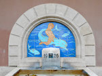 Der schöne Kannenfeldplatz-Brunnen am Strassenbahn-Wartehäuschen - ein Kunstwerk von Rudolf Müller von 1926 im Jahre 2016