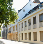 Häuserreihe am Petersplatz, das Haus in der Mitte (mit Balkon) war bis Mitte der 50er-Jahre die Schulzahnklinik, 2017