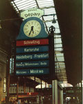 Der Bahnhof SBB im Jahre 1982 mit einem der vielen Fahrtrichtungsanzeiger mit Uhr (direkter Zug über Berlin nach Moskau!!  -  mit diesem Zug fuhr der Autor bis nach Berlin/DDR)