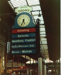 Der Bahnhof SBB im Jahre 1982 mit einem der vielen Fahrtrichtungsanzeiger mit Uhr (direkter Zug über Berlin nach Moskau!!  -  mit diesem Zug fuhr der Autor bis nach Berlin/DDR)