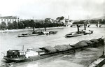 Zwei Schlepper (links «BADEN IX» und ein Kohlenschiff zwischen der Johanniter- und Mittleren Brücke