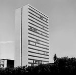 Das 63-Meter hohe ROCHE-Hochhaus nach dem Bau im Jahre 1961 (Architekt: Roland Rohn) Foto: Hans Bertolf (1907-1976 und Franz Bachmann (1907-1990)