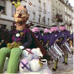 Die Fasnacht 1965 in der Clarastrasse, Tambourmajor einer Clique mit dem Sujet «Bundesrat Chaudet und der Mirage-Skandal und der Jura-Konflikt», die Trommler sind Schweizer-Militär-Ärsche.