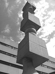 Die fantastische acht Meter hohe Stele (Säule) von Hans Arp (16.Sept.1886-7.Juni 1966) im Pausenhof der Gewerbeschule Basel, errichtet 1961