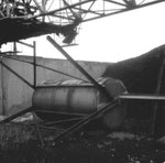 Das grosse und schwere Gegengewicht nach der Demontage des Krans der Rheinischen Güterumschlags AG (vorm.Rheinische Kohlenumschlages AG), 1999