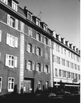Die Gasstrasse mit dem Wohnhaus Nr.52, rechts der COOP Gasstrasse, 1975