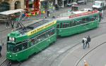 Der Trammotorwagen Be 4/4 Nr.488 und der Anhängewagen B4 Nr.1477 auf der Linie 15 an der Haltestelle Barfüsserplatz, Mai 2017