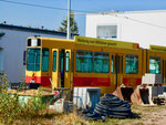 Entwicklungshilfe!! Ein Trammotorwagen der BLT vor der Wagenhalle der «Thüringer Waldbahn» in Gotha, Oktober 2018