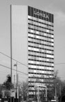 Das 19-stöckige und 68-Meter hohe und 1962 erbaute LONZA-Hochhaus an der Kreuzung Münchensteinerstrasse/Nauenstrasse 1984. Unmittelbar nach dem Bau war dieses Bauwerk das höchste Gebäude Basels.  