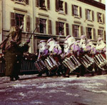 Die Fasnacht 1965 in der Clarastrasse mit Trommler einer Fasnachtsclique und dem Tambourmajor.