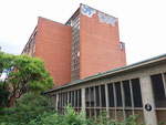 Ein mit rotem Backstein gebautes Fabrikationsgebäude der CIBA an der Mauerstrasse Ecke Riehenring, 2018