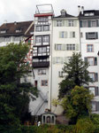Wie ein Hochhaus: - die Häuser am Münsterhügel auf der Rheinseite, 2015