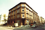 Das Eckhaus Hammerstrasse/Oetlingerstrasse mit dem Wollladen Schärz und dem Lebensmittelladen Fiechter kurz vor dem Abbruch, 1975
