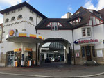 Einfahrt und Tankstelle der Settelen-Garage mit der langjährigen Toyota-Vertretung, Dezember 2021