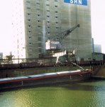 Der Kran Nr.3 der SRN (vorm.NEPTUN) im Hafenbecken 2, 1980 (Kranführer war teilweise auch der FCB-Torhüter Paul Wechlin)