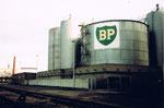 Die riesigen BP-Benzintanks an der Uferstrasse beim Klybeck-Hafen, 2001